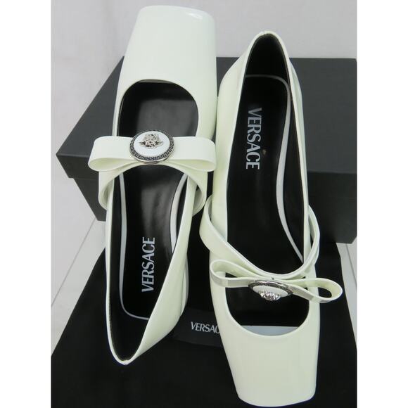 NIB VERSACE WHITE PATENT LEATHER COIN MEDUSA HEAD LOGO BOW  NIB VERSACE WHITE PATENT LEATHER COIN MEDUSA HEAD LOGO BOW FLATS 39 9 ITALY